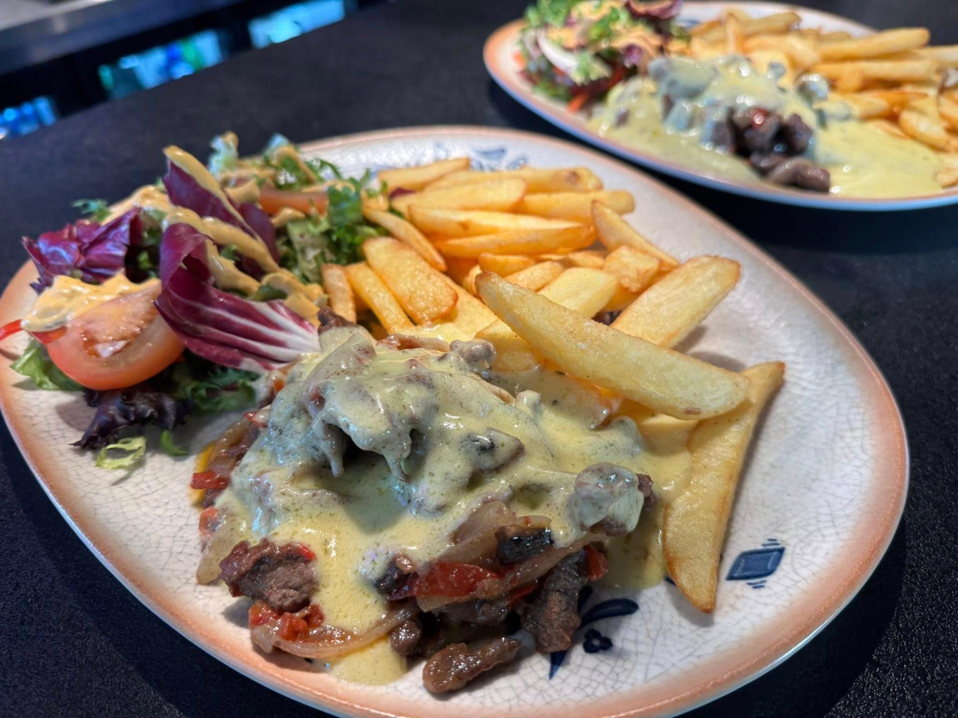 Strimlet oksekjøtt med bearnaise og pommes frites