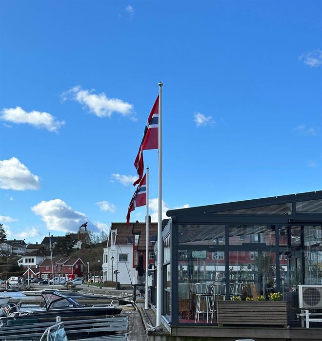 Norske flagg vaier over Sjøbuas uteservering