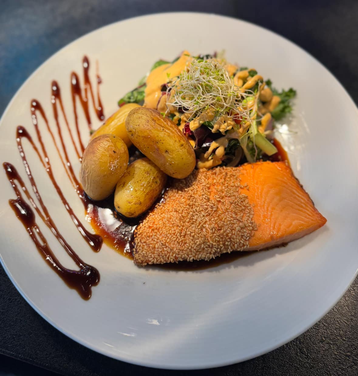 Sesamstekt laks med småpoteter og salat