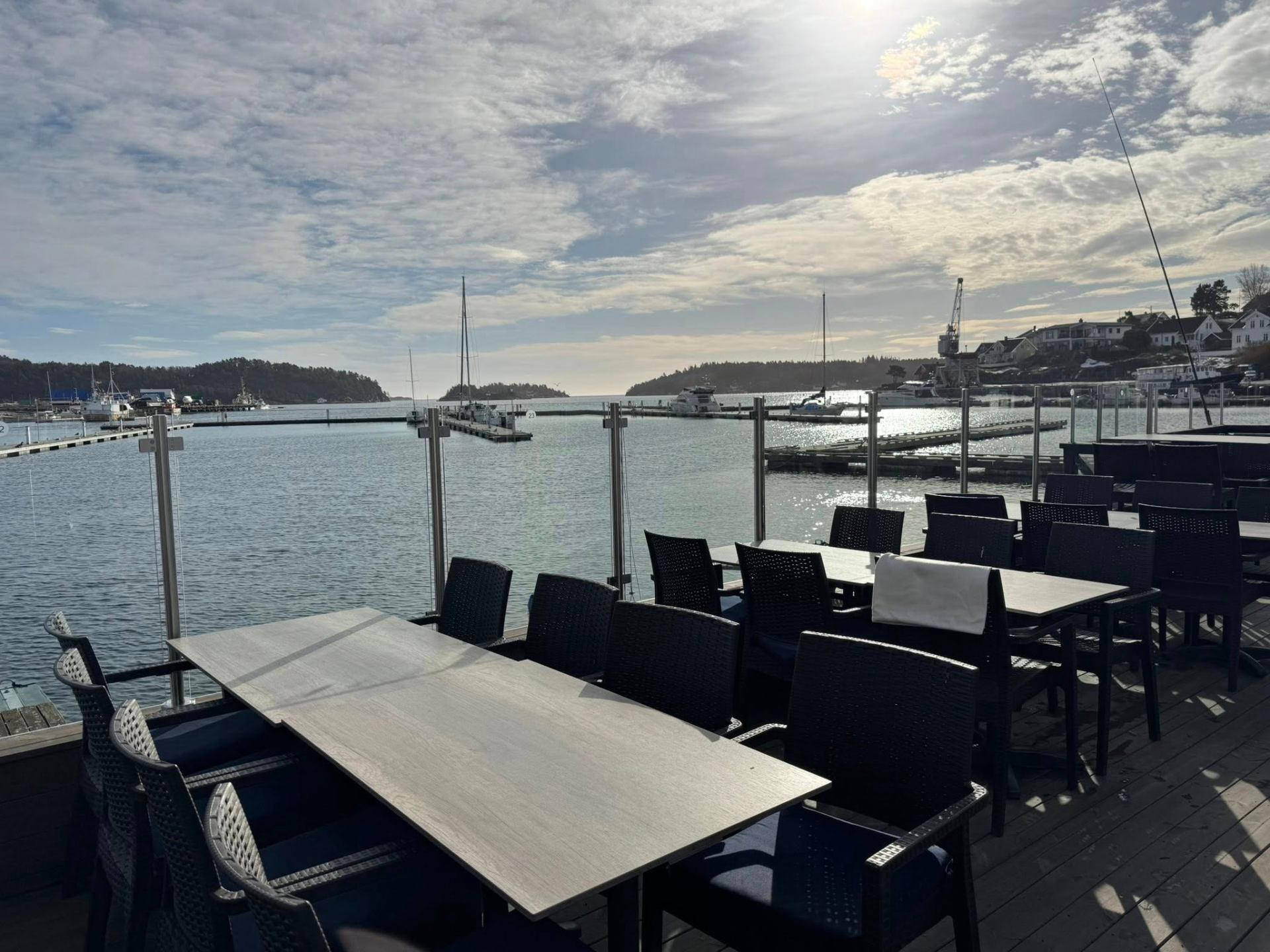 Uteservering med utsikt over havna i Lillesand